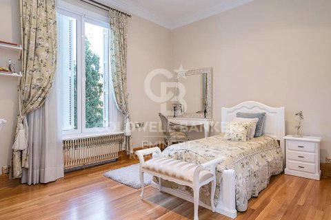 Купить виллу в Эсплугес-де-Льобрегат, Испания с 9 спален, 734м², № 7950 - фото 2