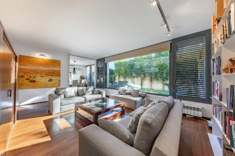 Сasa de 4 dormitorios en venta en Barcelona, Cataluña, Spain № 6892 - foto 2