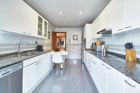 Сasa de 4 dormitorios en venta en Badalona, Barcelona, Cataluña, Spain № 6893 - foto 8