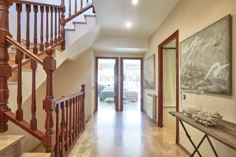 Сasa de 4 dormitorios en venta en Badalona, Barcelona, Cataluña, Spain № 6893 - foto 17