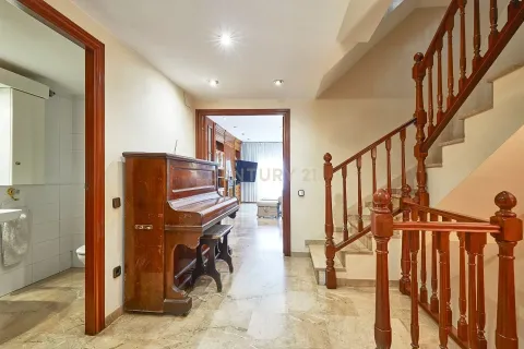 Сasa de 4 dormitorios en venta en Badalona, Barcelona, Cataluña, Spain № 6893 - foto 18