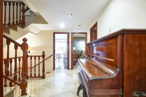 Сasa de 4 dormitorios en venta en Badalona, Barcelona, Cataluña, Spain № 6893 - foto 19
