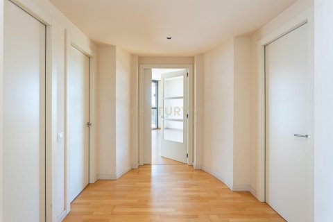 Apartamento de 4 dormitorios en venta en Barcelona, Cataluña, Spain № 7094 - foto 30
