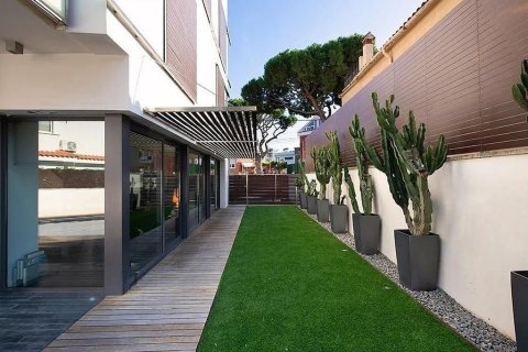 Купить дом в Кастельдефельс, Испания с 5 комнат, № 1405 - фото 2