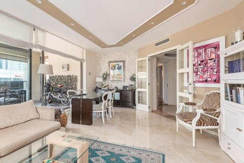 Apartamento de 3 dormitorios en venta en Barcelona, Cataluña, Spain № 1407 - foto 4