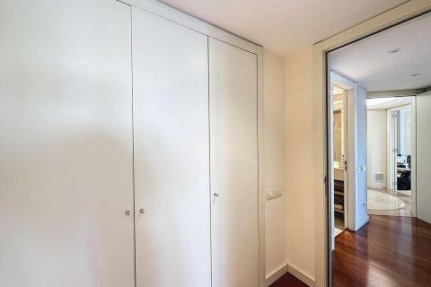 Apartamento de 3 dormitorios en venta en Barcelona, Cataluña, Spain № 1407 - foto 16